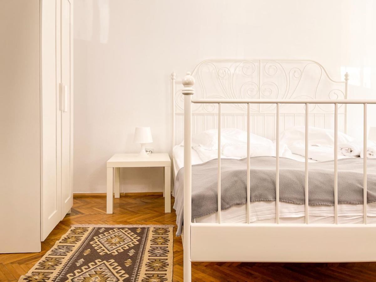 White Moon Apartment Брашов Екстер'єр фото