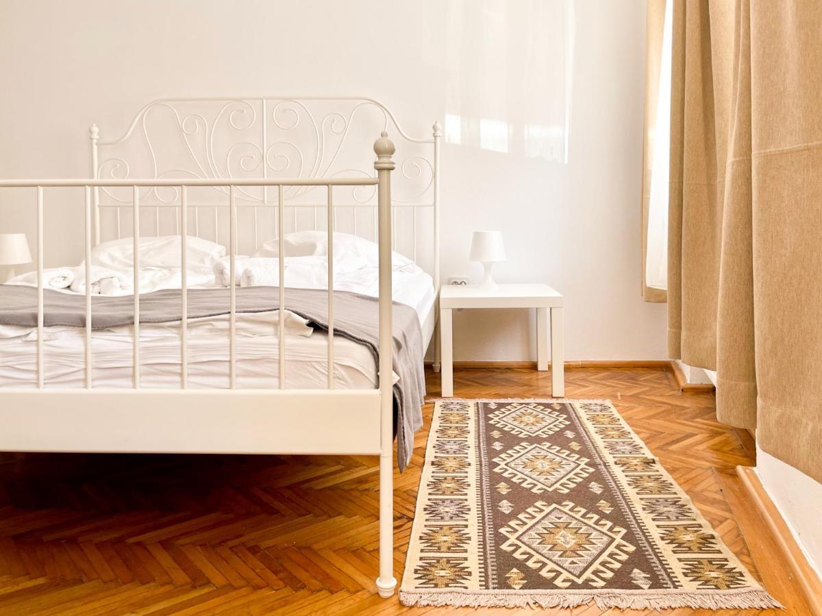 White Moon Apartment Брашов Екстер'єр фото